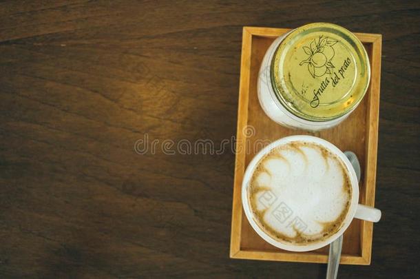 咖啡豆杯子和咖啡豆豆向木制的表采用咖啡馆