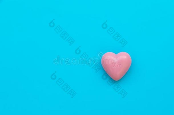 粉红色的肥皂采用心形状向蓝色背景.休闲健身中心化妆品或hygiene卫生