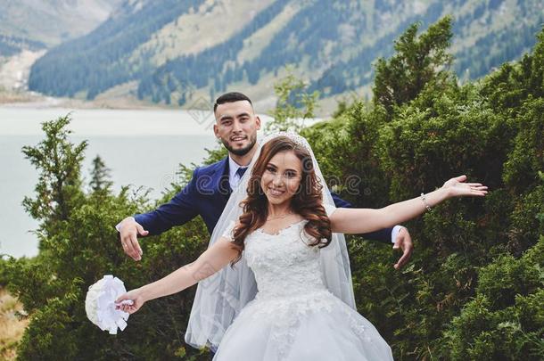 美丽的婚礼照片向山湖.幸福的亚洲人对采用