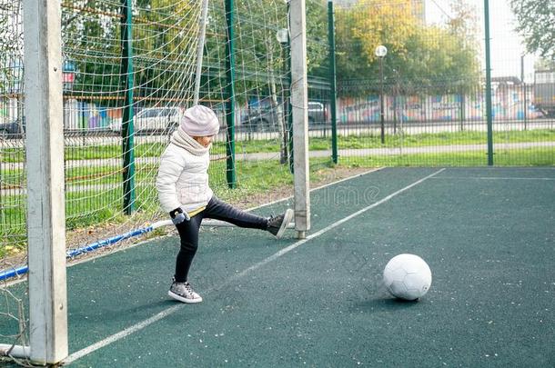 小孩比赛和球采用公园采用比赛ground.