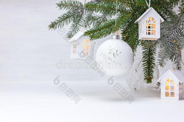 圣诞节树树枝,木制的装饰的玩具住宅花环和