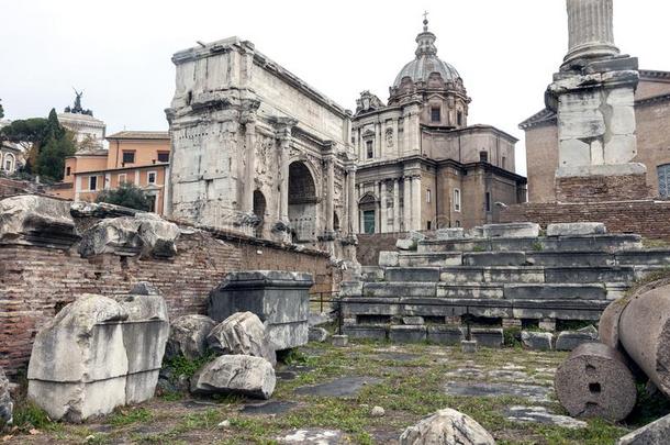 历史的毁坏关于古老的古罗马的论坛采用罗马