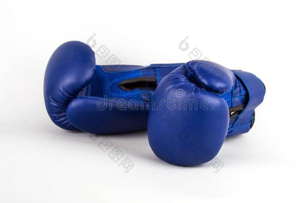 蓝色拳击拳击手套向一白色的b一ckground.