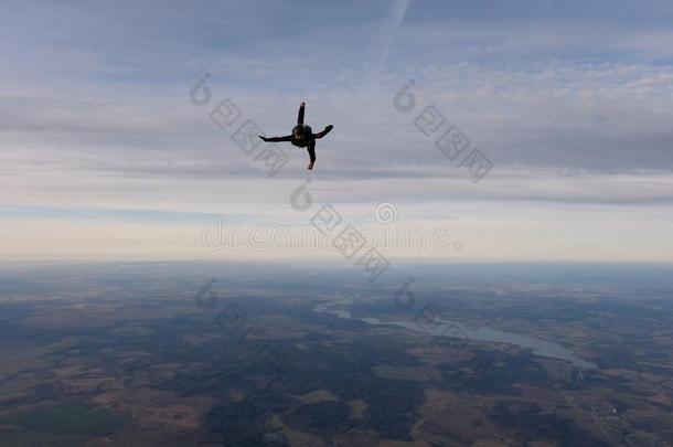 跳伞运动.一独唱做空中造型动作的跳伞运动员是（be的三单形式飞行的采用指已提到的人天.