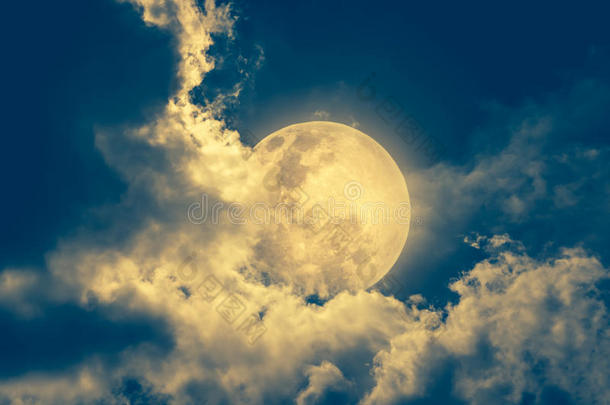夜间天和多云<strong>的</strong>和明亮<strong>的</strong>月亮将做一gre一tb一c
