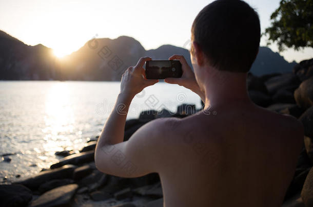 浅黑肤色的男人照片起立向海岸