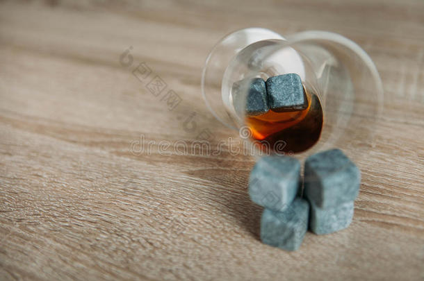 石头为冷却威士忌酒和玻璃走私向光木制的背