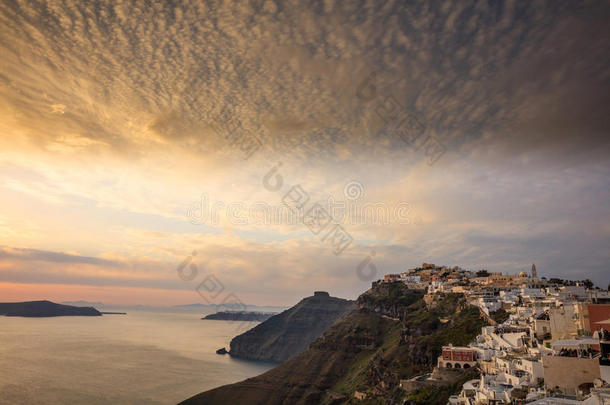 圣托里尼岛,希腊-喷火山口越过爱琴海(地中海的一部分海