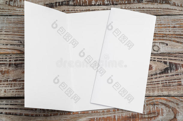 两褶的白色的样板纸向木材质地.