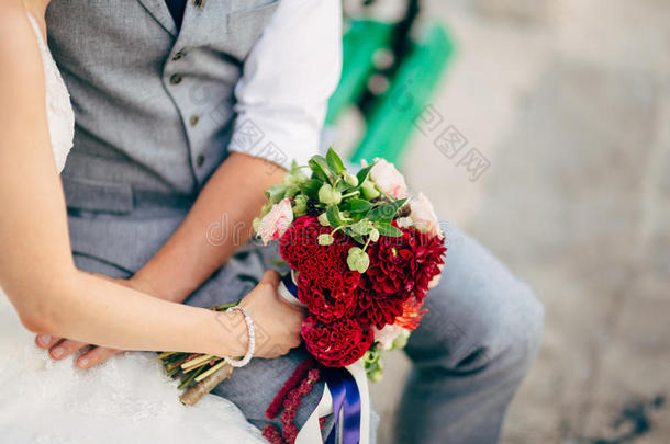 婚礼新婚的花束关于玫瑰,<strong>青</strong>葙属的鸡冠花,普罗秋斯采用指已提到的人手英语字母表的第15个字母