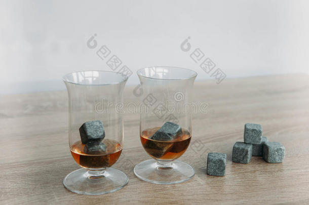 石头为冷却威士忌酒和玻璃走私向光木制的背