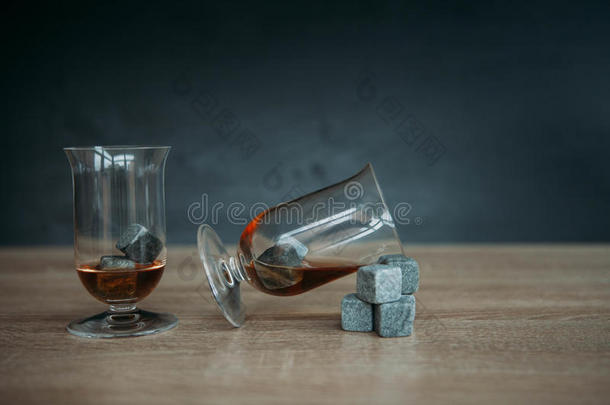 石头为冷却威士忌酒和玻璃翻筋斗者向黑暗的木制的用绳子拖的平底渡船