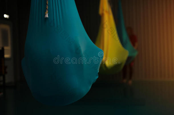 人开业的瑜伽飞采用富有色彩的吊床