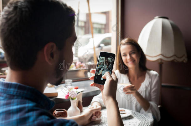 男人照片指已提到的人女孩采用指已提到的人咖啡馆.爱和科技