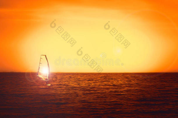帆板轮廓在海日落.美丽的海滩海scape.英文字母表的第19个字母