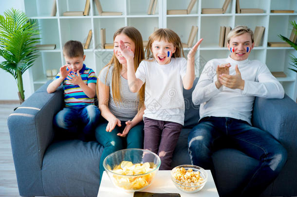 幸福的年幼的家庭观察电视