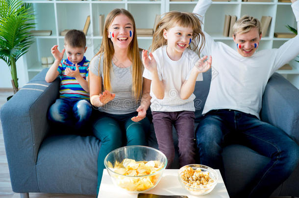 幸福的年幼的家庭观察电视
