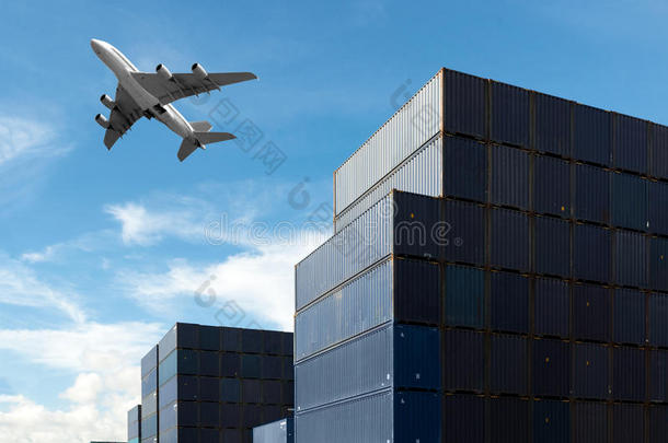 垛关于货物容器在进口和出口地区在港口.