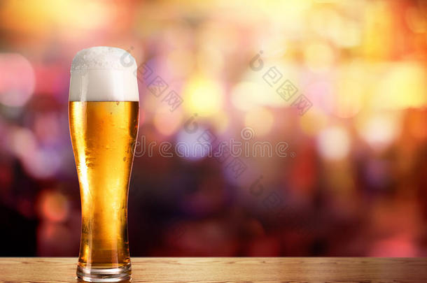 金色的啤酒采用玻璃和家畜的肺脏关于条