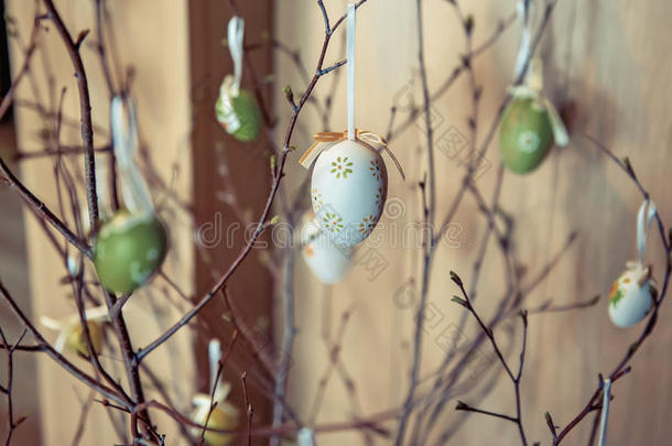 桦树树枝装饰和复活节卵采用白色的和绿色的关口