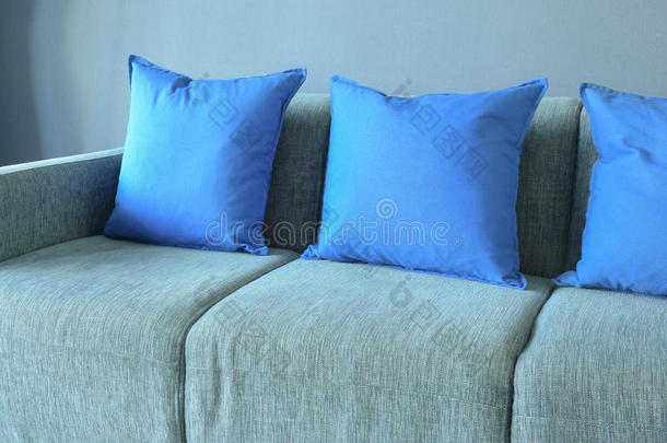 蓝色颜色枕头镶嵌向光蓝色沙发和蓝色墙