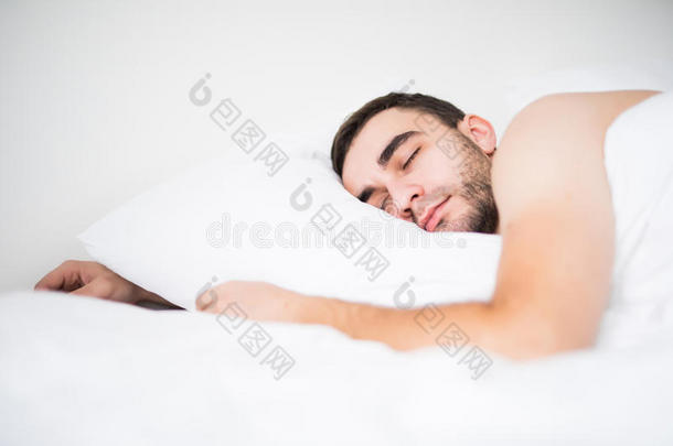 年幼的男人睡眠采用他的床,热烈地拥抱枕头,dream采用g.