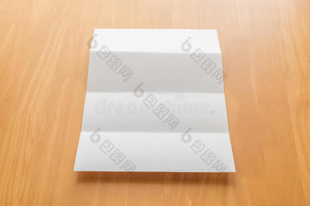 num.四折叠白色的样板纸向木材背景.