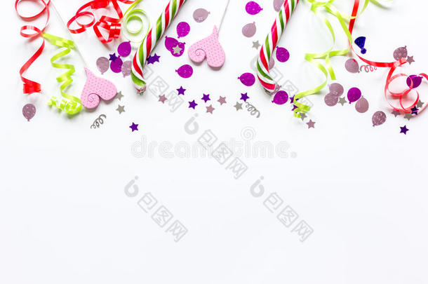 有色的社交聚会糖果和五彩纸屑向白色的背景顶看法英语字母表的第13个字母