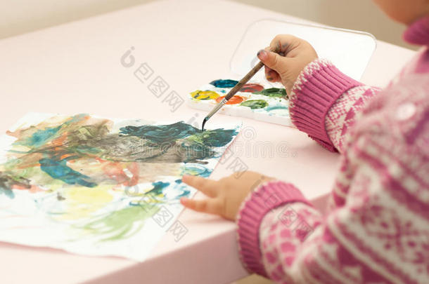 小的女孩绘画绘画颜料向一纸关于p一per