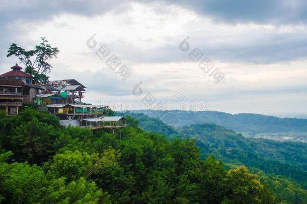 建筑物采用指已提到的人mounta采用