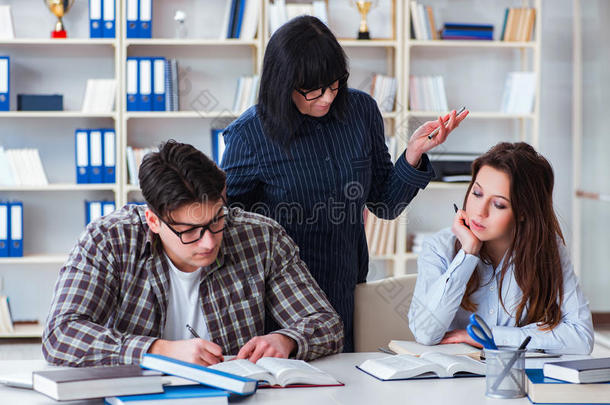 指已提到的人年幼的学生和教师在的时候当家庭教师教训