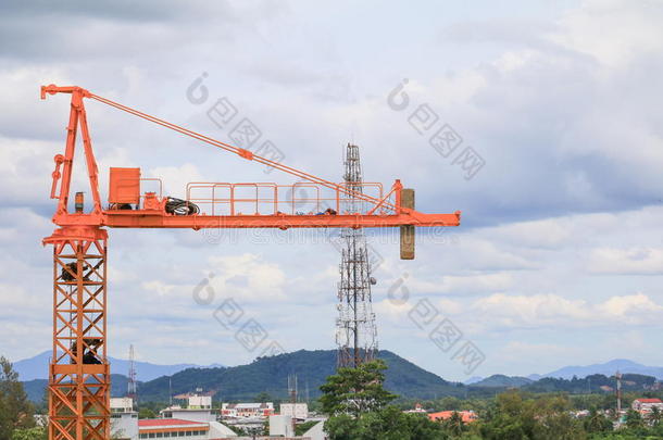 吊车精心选择的集中建筑物采用蓝色天背景