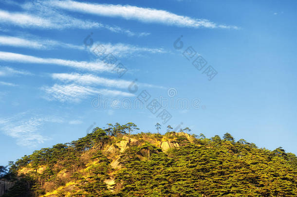 黄色的山中国风景