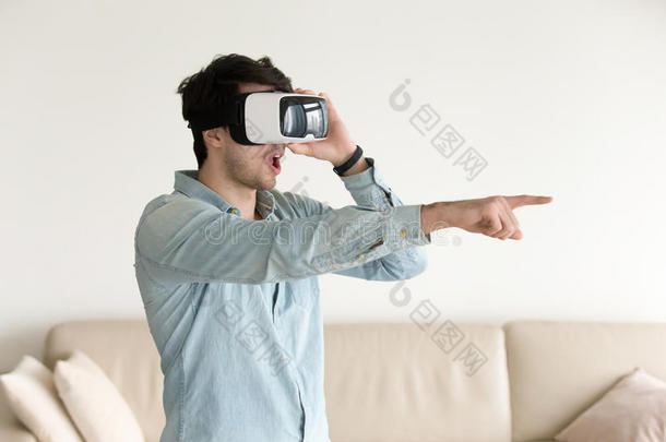 兴奋的年幼的家伙体验实质上的现实使人疲乏的VirtualReality虚拟现实头