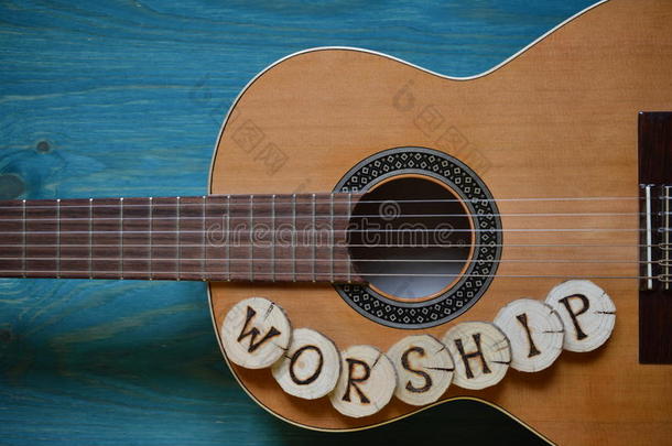 吉他向水鸭木材和指已提到的人单词:崇拜