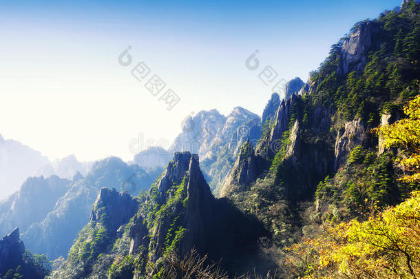 黄色的山中国风景