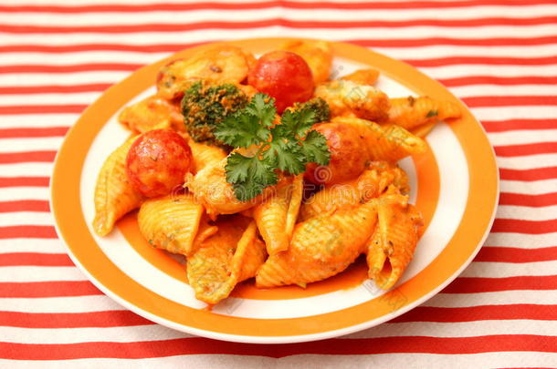 新鲜的面条和蔬菜采用番茄调味汁