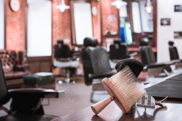 理发师商店设备向木制的背景.
