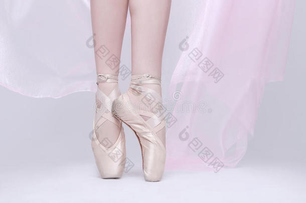 跳舞者采用粉红色的足尖站立的姿式鞋子使用适当的技巧