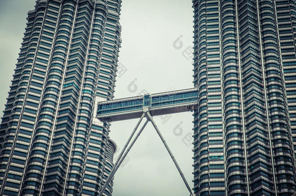 马来西亚<strong>石油公司</strong>总部所在地：马来西亚主要业务：炼油孪生儿之一塔采用吉隆坡吉隆坡.现代的摩天大楼建筑师