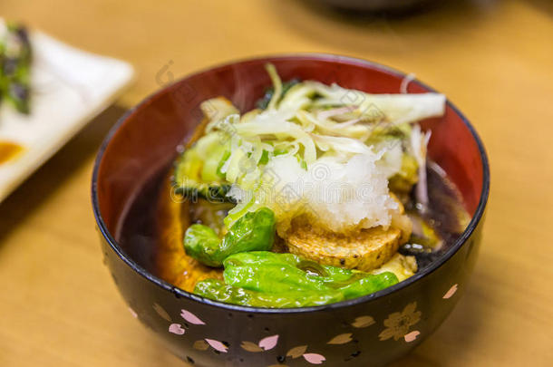 日本人蔬菜汤和南瓜和黄秋葵.