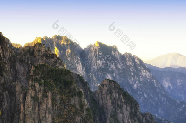 黄色的山中国风景