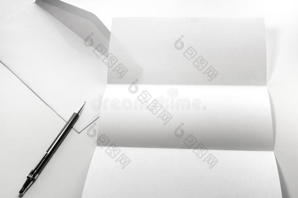 空白的关于<strong>信纸</strong>和白色的信封和笔