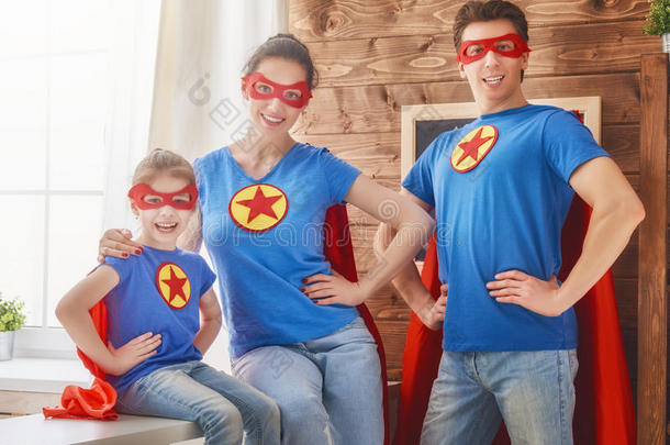 女孩,爸爸和妈妈是超级英雄