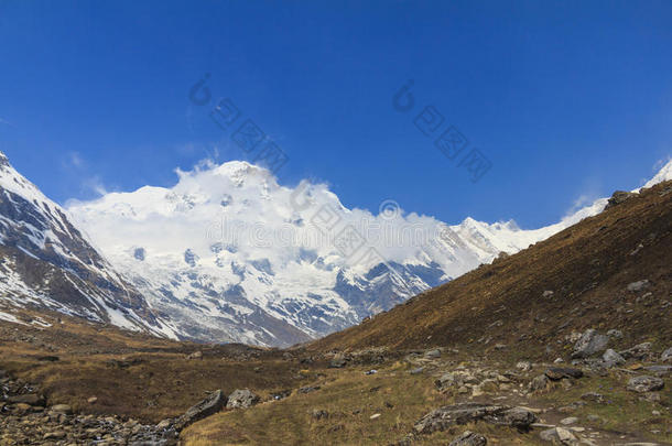 喜马拉<strong>雅安</strong>纳布尔那山山范围和蓝色天,尼泊尔