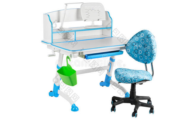 蓝色椅子,蓝色学校书桌,绿色的篮和书桌灯