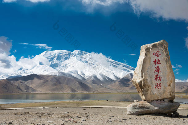新疆,中国-aux.可以212015:卡拉库耳大尾绵羊湖纪念碑在卡拉库耳大尾绵羊