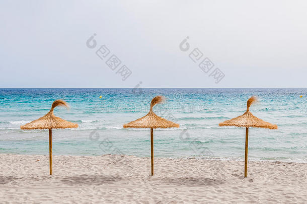 稻草伞向沙海滩.