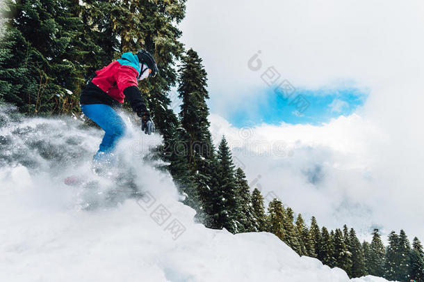 雪山飞魂是（be的三单形式骑马很高的和free骑马从小山采用指已提到的人