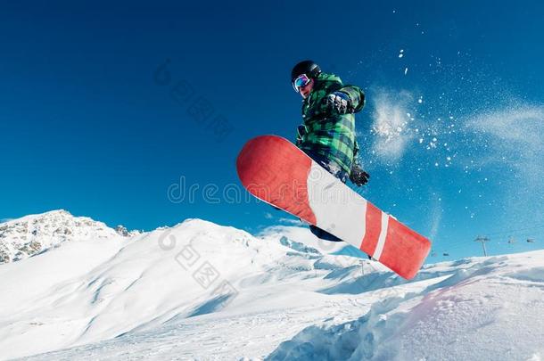 雪山飞魂是（be的三单形式用于跳跃的和滑雪板从雪山